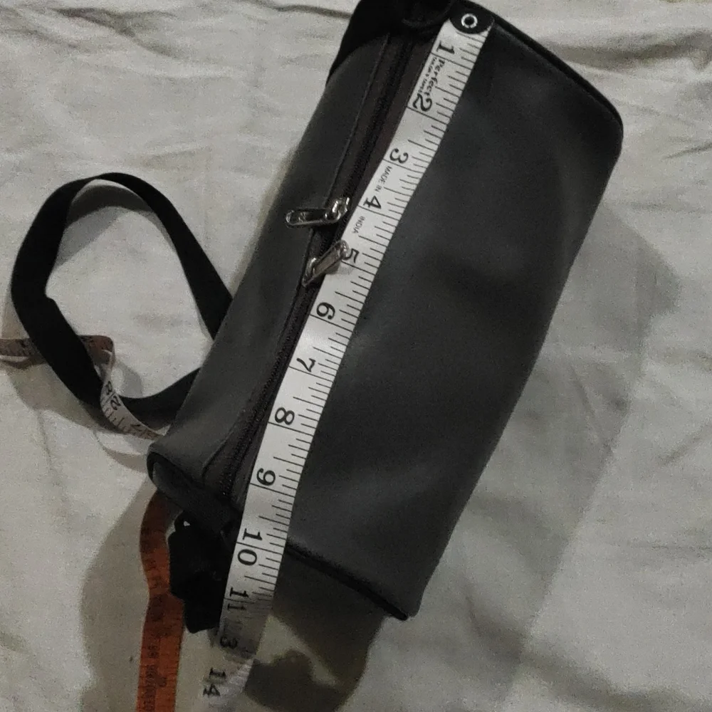 Soft leather cylinder sling bag light weight - Picture 9 of 9